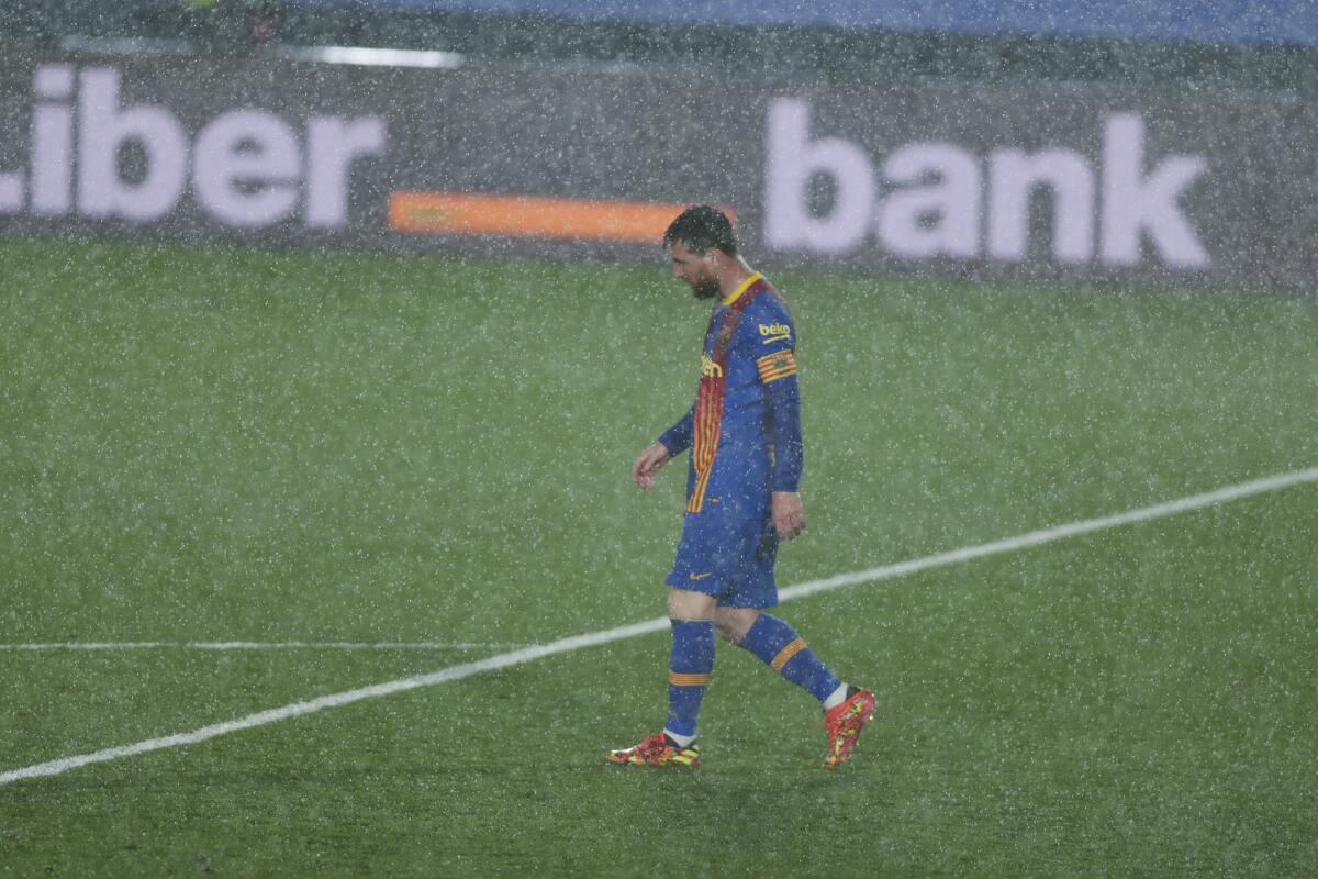 El argentino Lionel Messi, del Barcelona, camina sobre la cancha durante el clásico de La Liga española