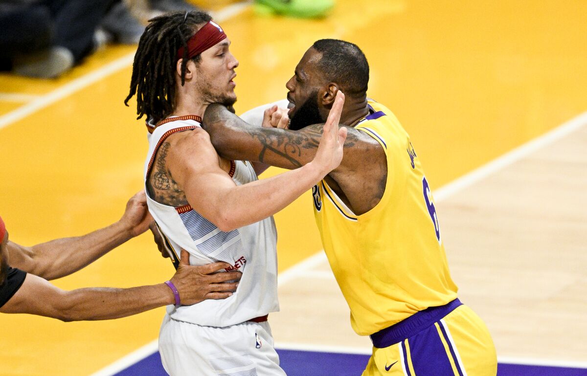 Lakers-Stürmer LeBron James (rechts) legt während eines Handgemenges seinen Unterarm an die Brust von Nuggets-Stürmer Aaron Gordon.