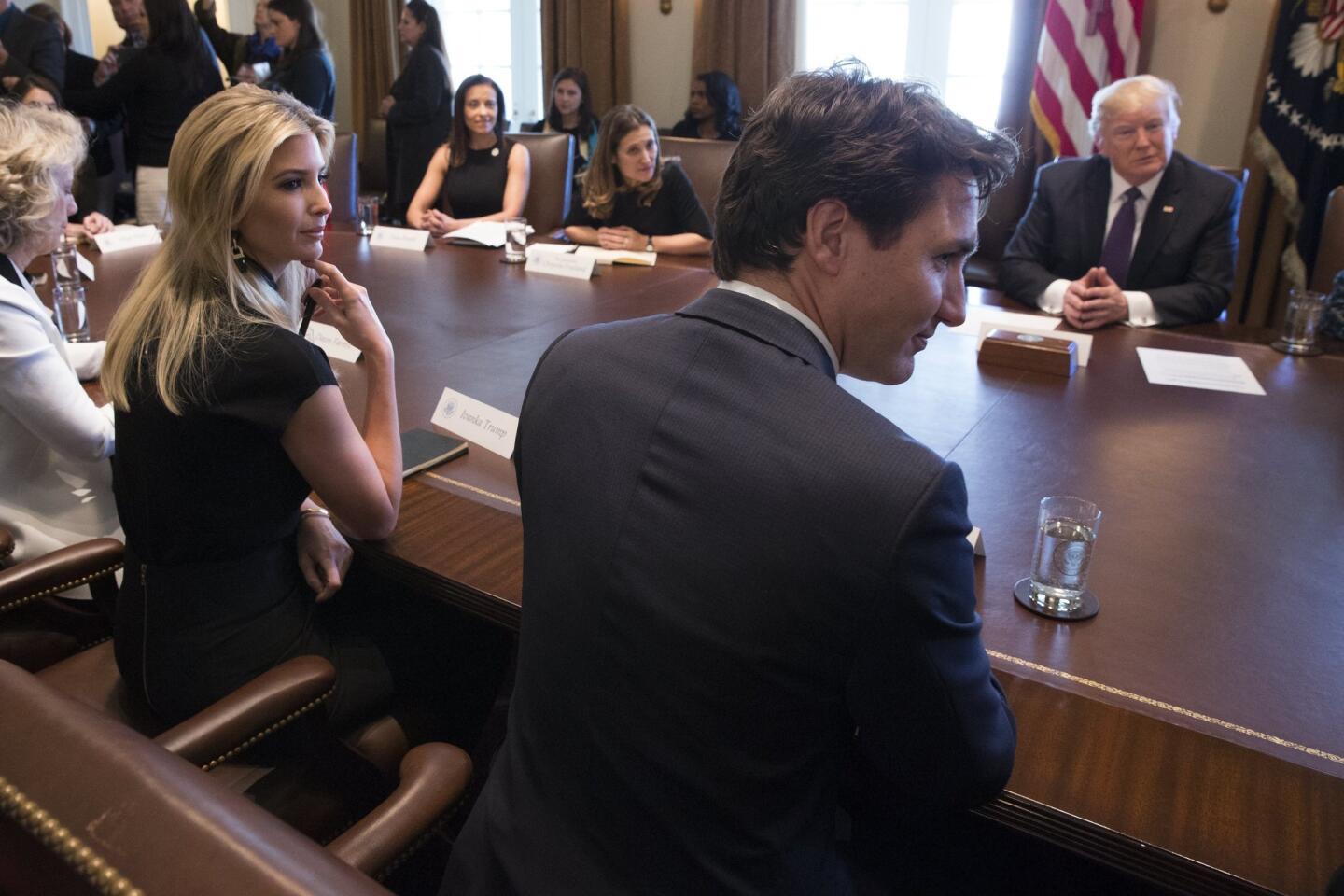 El primer ministro de Canadá, Justin Trudeau (c), habla... y encanta a la hija del presidente de EEUU, Donald Trump, Ivanka Trump (i); sucedió en una mesa redonda sobre el avance de las mujeres empresarias y las mujeres responsables de empresas, en la Sala para las reuniones del Gabinete de la Casa Blanca, en Washington.