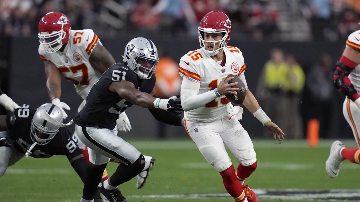 NFL: Chiefs beat Falcons to clinch top playoff seed in AFC - Los Angeles  Times