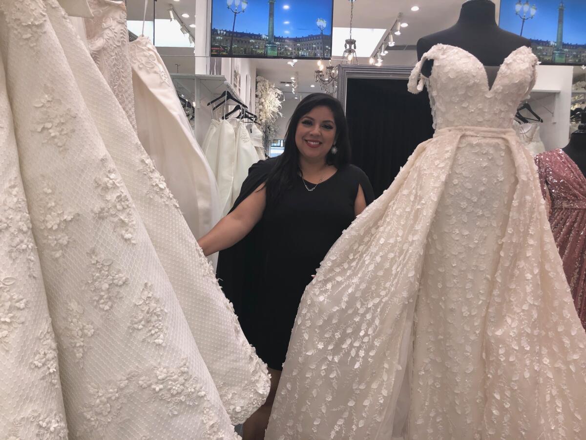 Johana Hernández muestra los vestidos de novias de su colección que desde principios de noviembre se encuentran en su tienda ubicada en Beverly Hills.