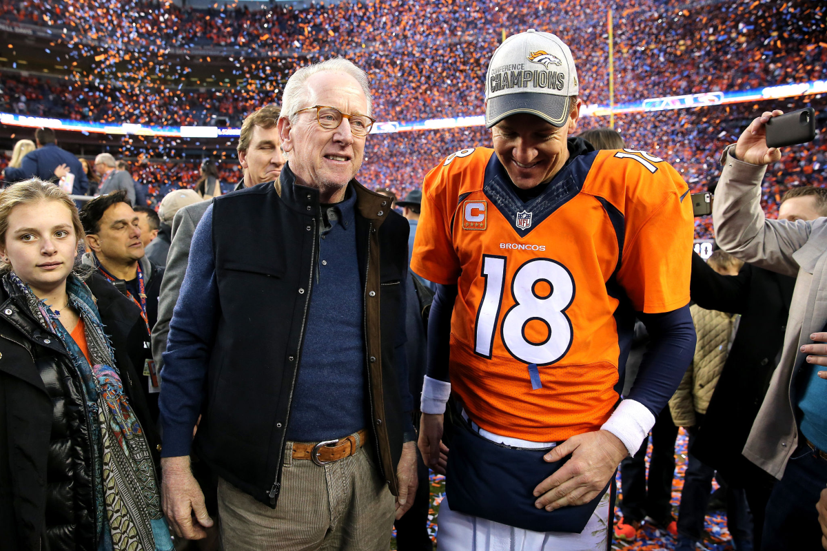 Archie Manning walks off the field with his son Peyton after the AFC championship game in 2016.