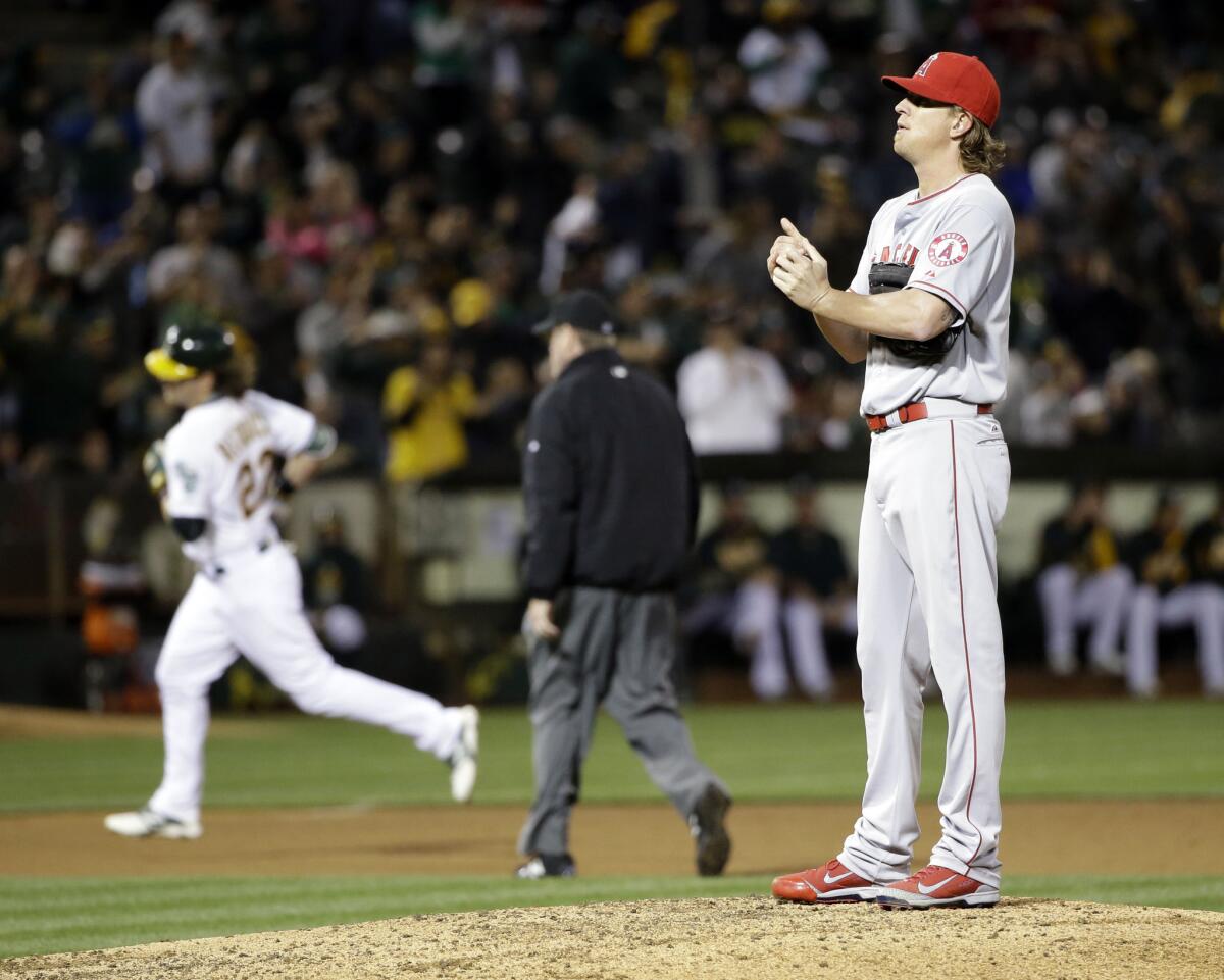 Los Atléticos de Oakland ganaron el martes 6-2 a los Angelinos de Los Ángeles.