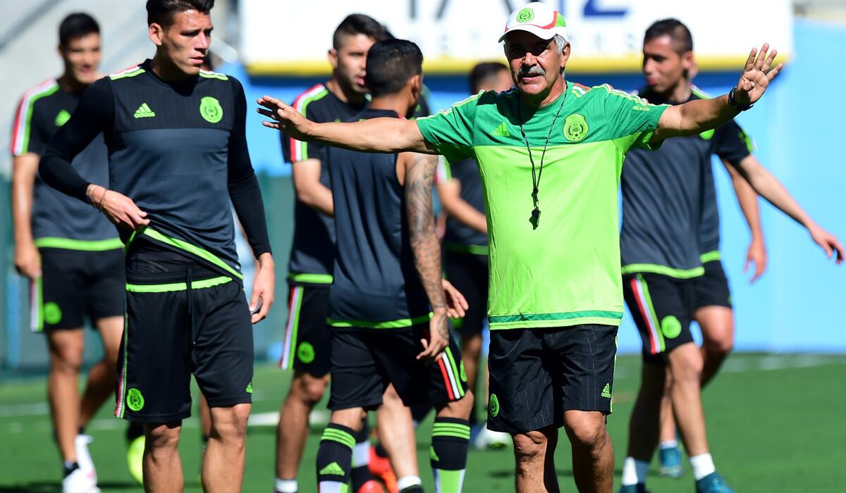 Mexico Coach Ricardo Ferretti gestures as his players take part in a training session at the Rose Bowl on Friday.