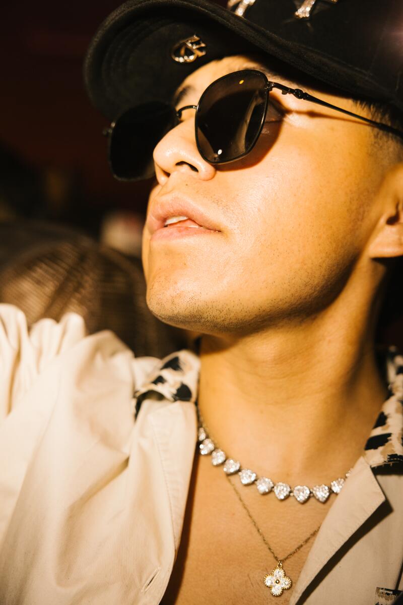 An assemblage subordinate wears a diamond chain