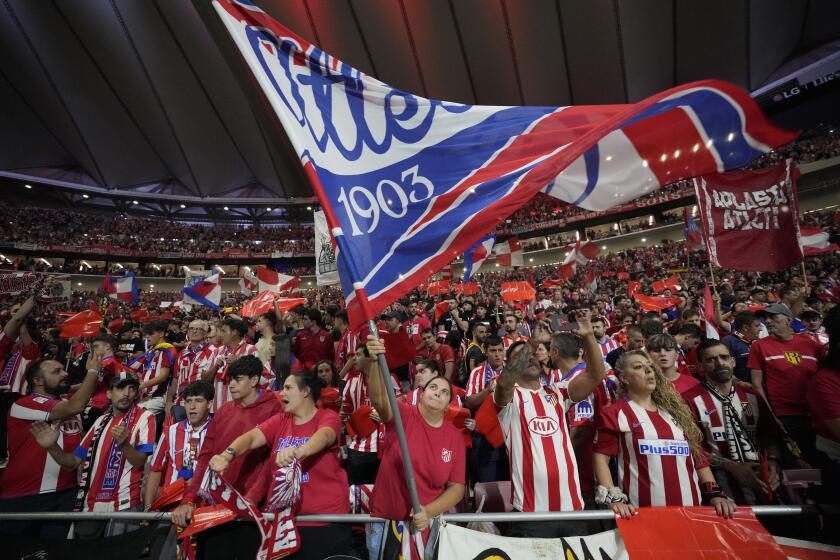 Los aficionados del Atlético animan antes del partido de fútbol de La Liga entre el Atlético de Madrid y el Real Madrid en el estadio Metropolitano de Madrid, el domingo 29 de septiembre de 2024. (AP Foto/Bernat Armangue)