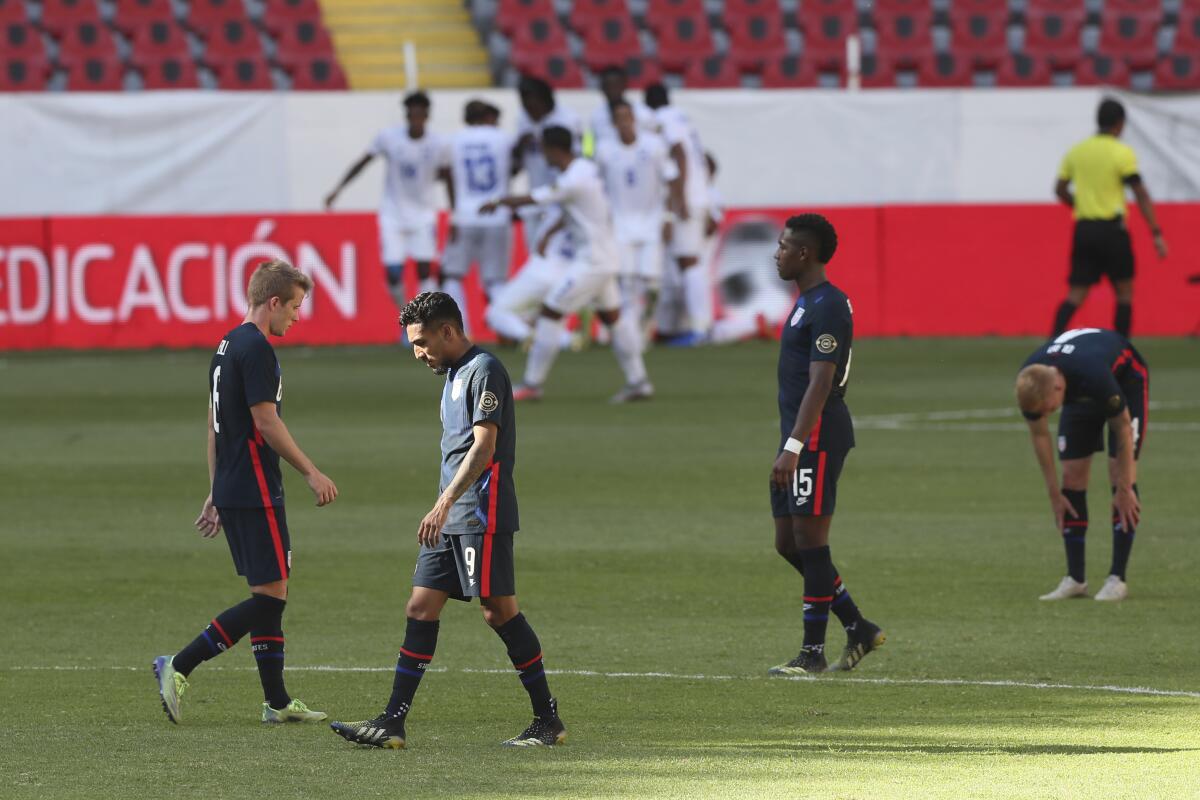 Aaron Herrera (17) pelea el balón con Uriel