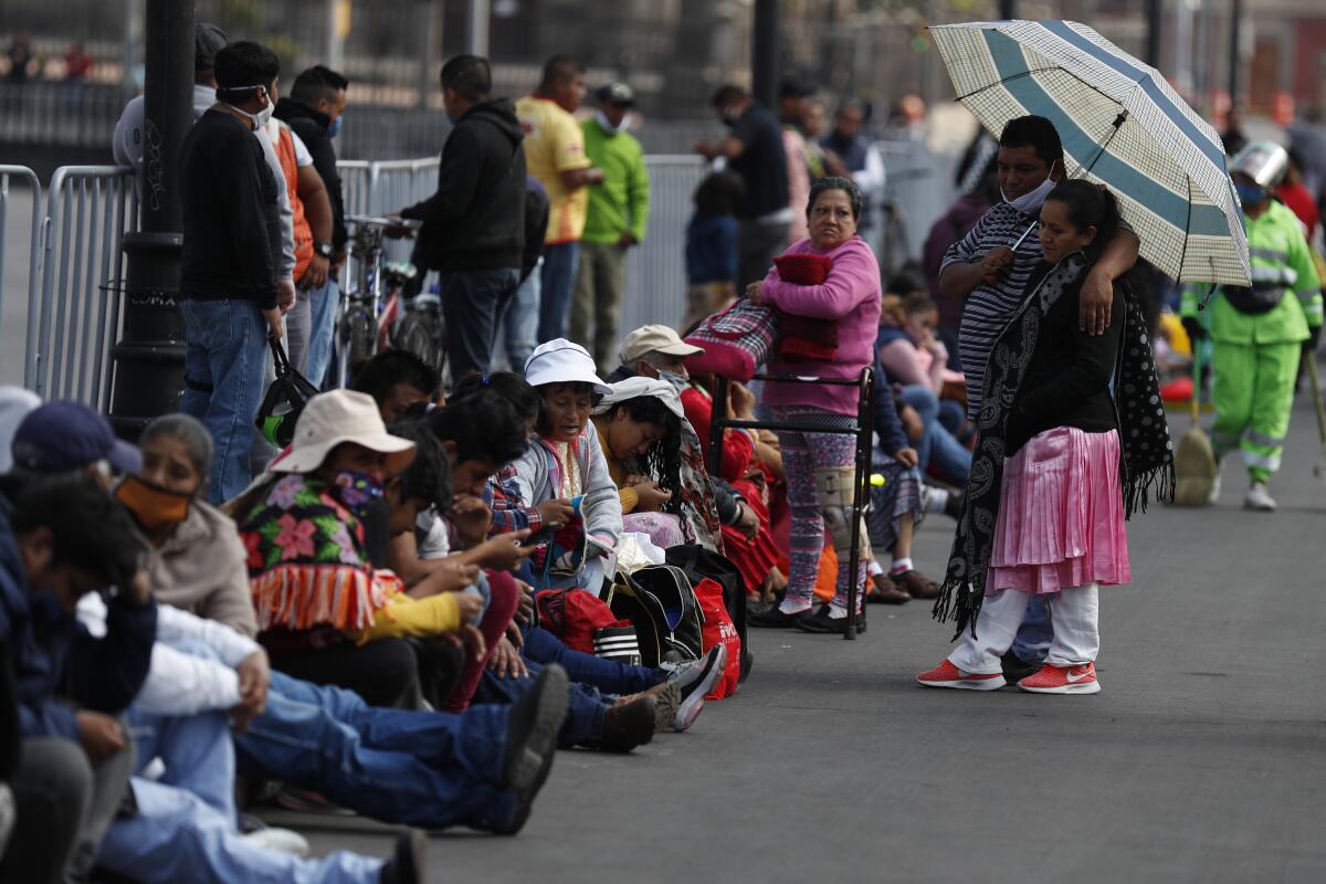 Manifestantes indígenas se reúnen frente al Palacio Nacional en la Ciudad de México, esta semana, para exigir más ayuda del gobierno.