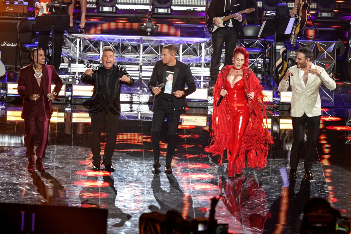 Ricardo Montaner compartió el escenario junto a Rauw Alejandro, Victor Manuelle e Ivy Queen.