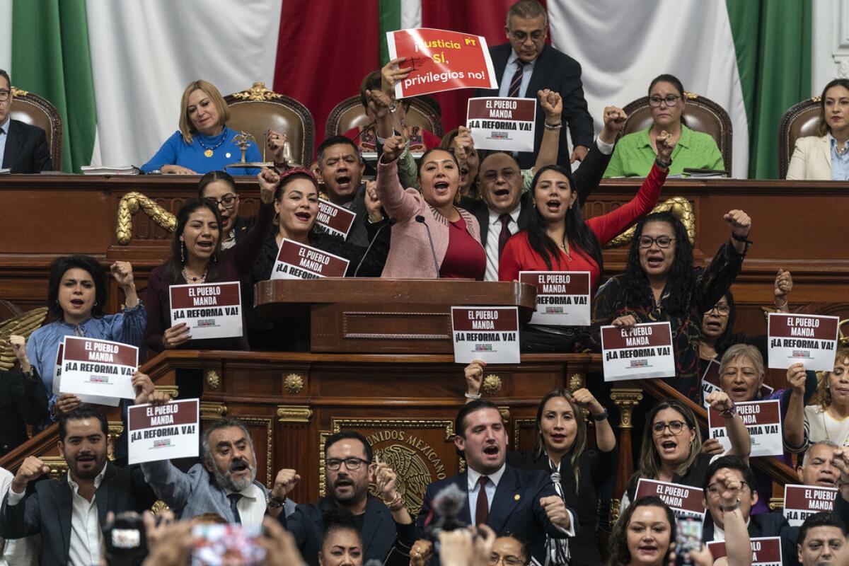 ARCHIVO - Legisladores se manifiestan a