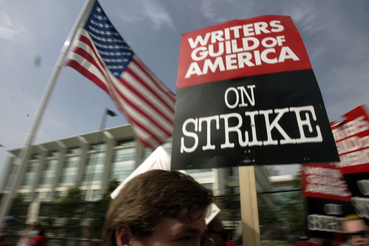 Guionistas de Hollywood inician huelga - Los Angeles Times