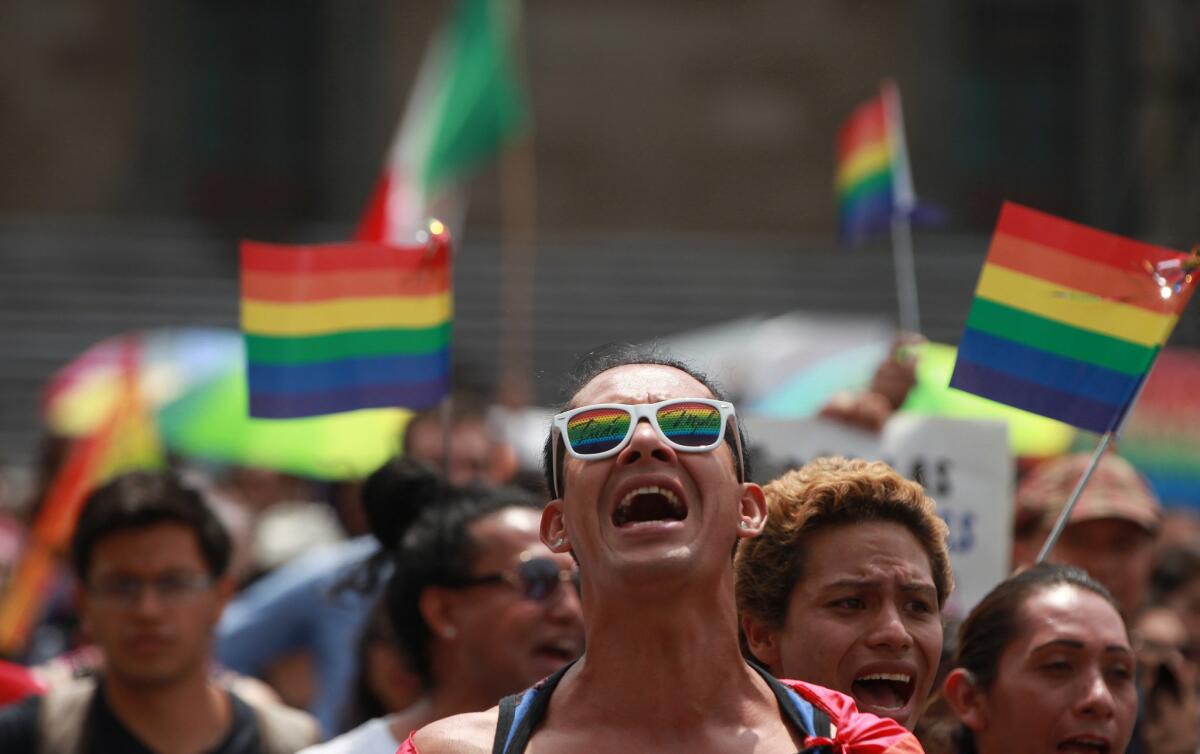 Cientos de personas se manifiestan hoy, domingo 11 de septiembre del 2016, en la Ciudad de México (México) para defender el Estado laico y como respuesta a las marchas desarrolladas el sábado en el país en contra del matrimonio homosexual. EFE/Mario Guzmán