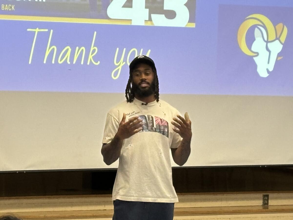 Rams güvenliği John Johnson III, Watts'taki Edwin Markham Ortaokulu'ndaki çocuklarla konuşuyor.