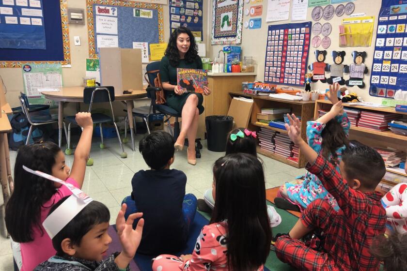 Anabel Muñoz, reportera de ABC7, compartió con alumnos de primer grado en la Burbank Elementary School, en North Hollywood.