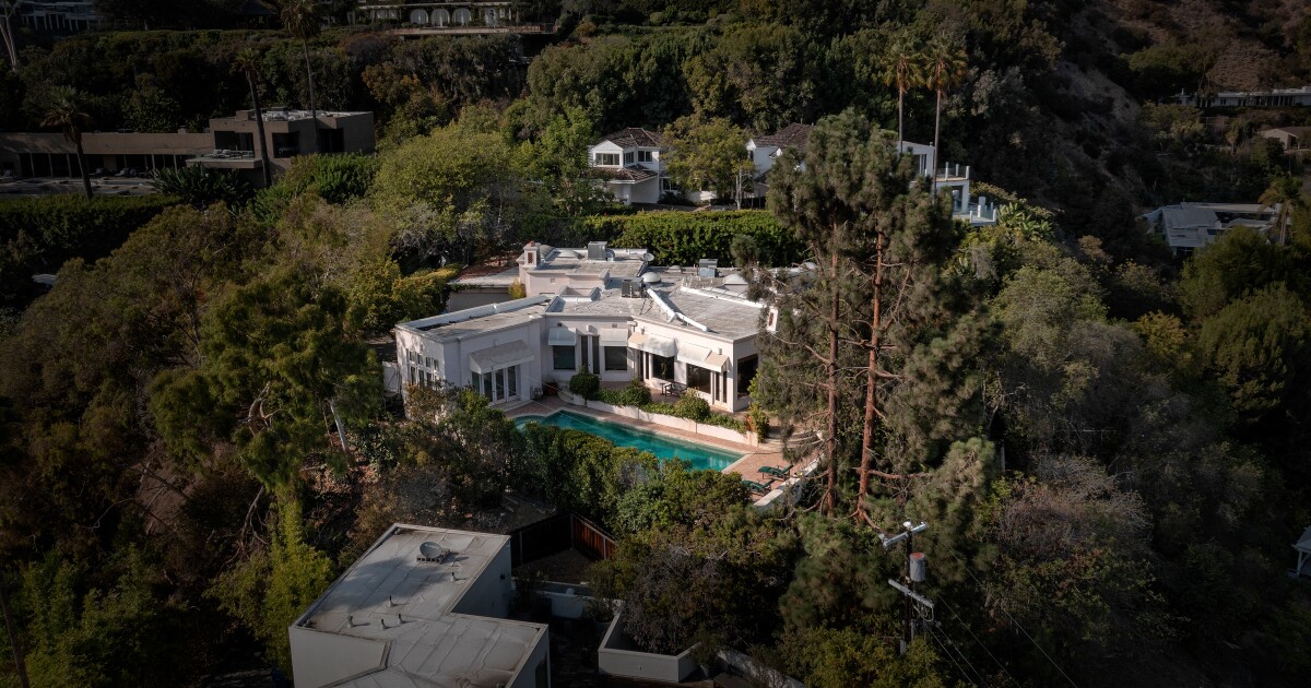 Aktor Michael York mengincar  juta untuk tempat indah di Hollywood Hills