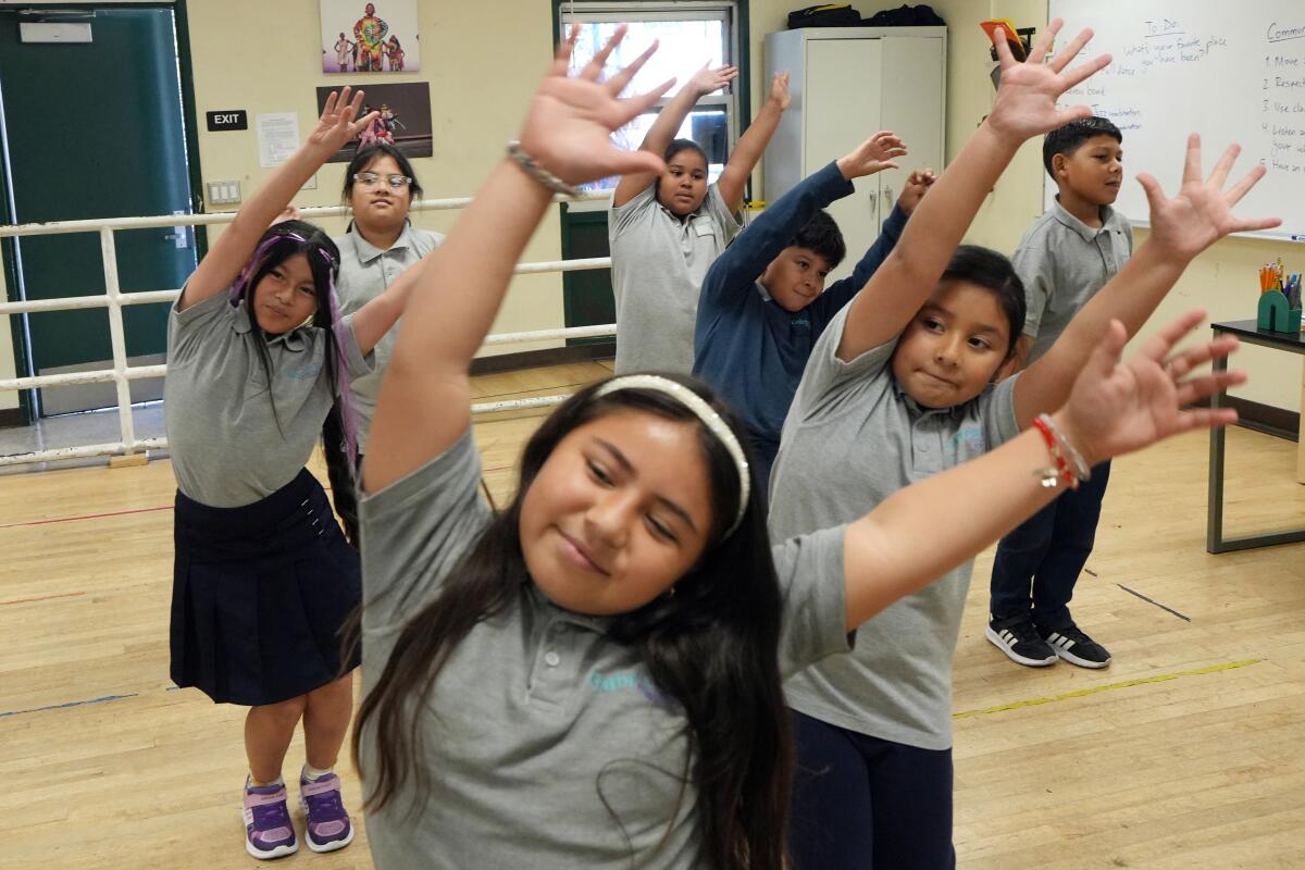 Alunos da terceira série praticam dança na aula de jazz.
