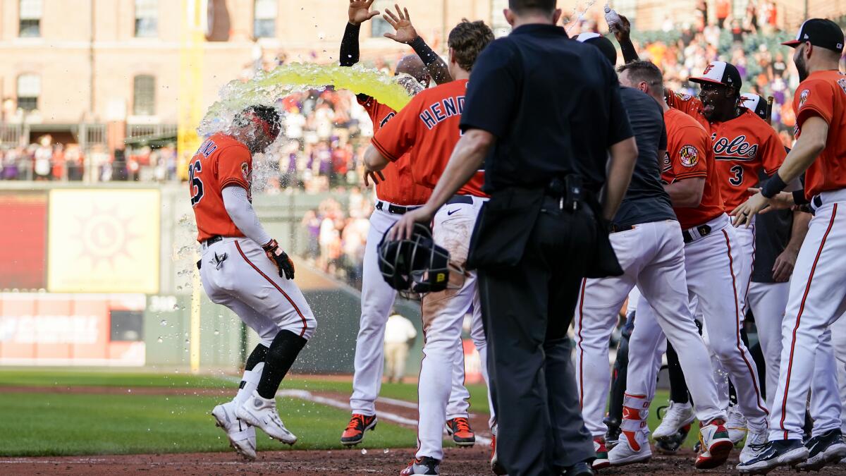 Baltimore Orioles' Anthony Santander Robs Home Run vs. Seattle Mariners -  Fastball