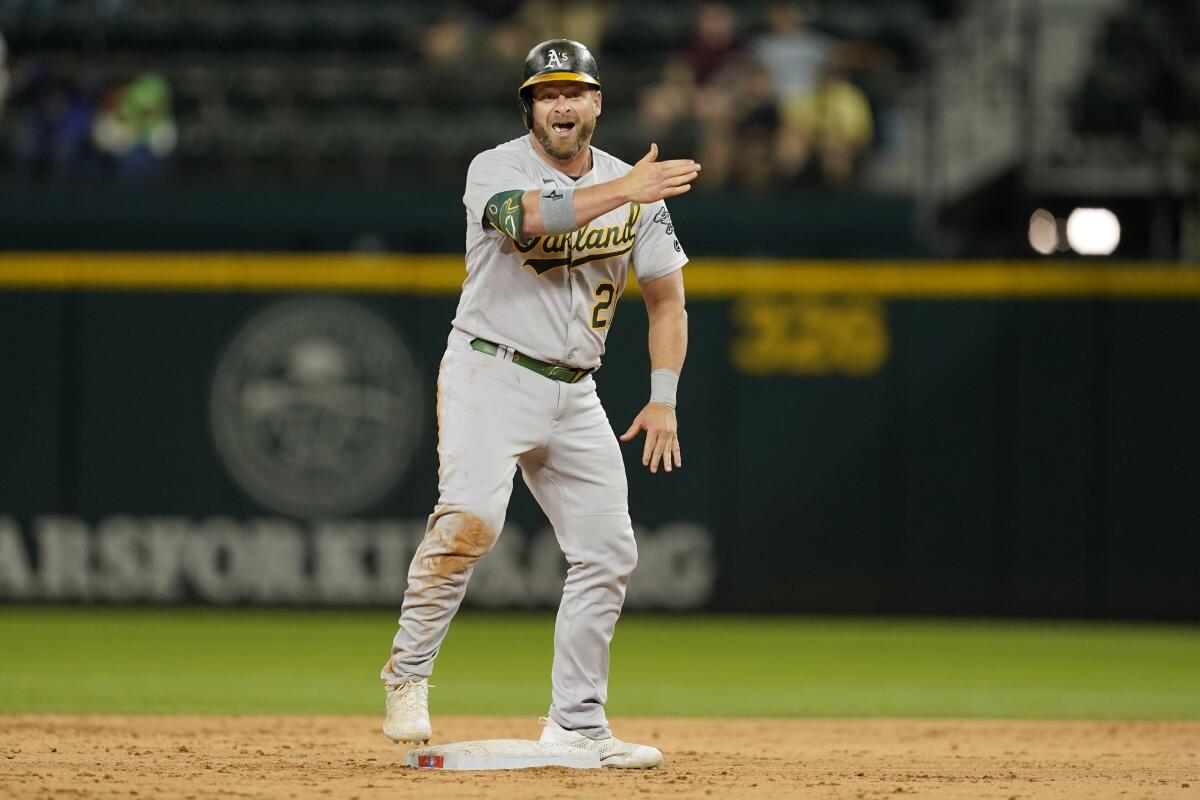 Stepehn Vogt, de los Atléticos de Oakland, festeja en la intermedia su sencillo 