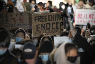 Manifestantes se reúnen cerca del consulado chino en solidaridad con sus contrapartes de todo el mundo que protestan contra las severas restricciones relacionadas con el COVID-19 en China, el martes 29 de noviembre de 2022, en Nueva York. (AP Foto/John Minchillo)