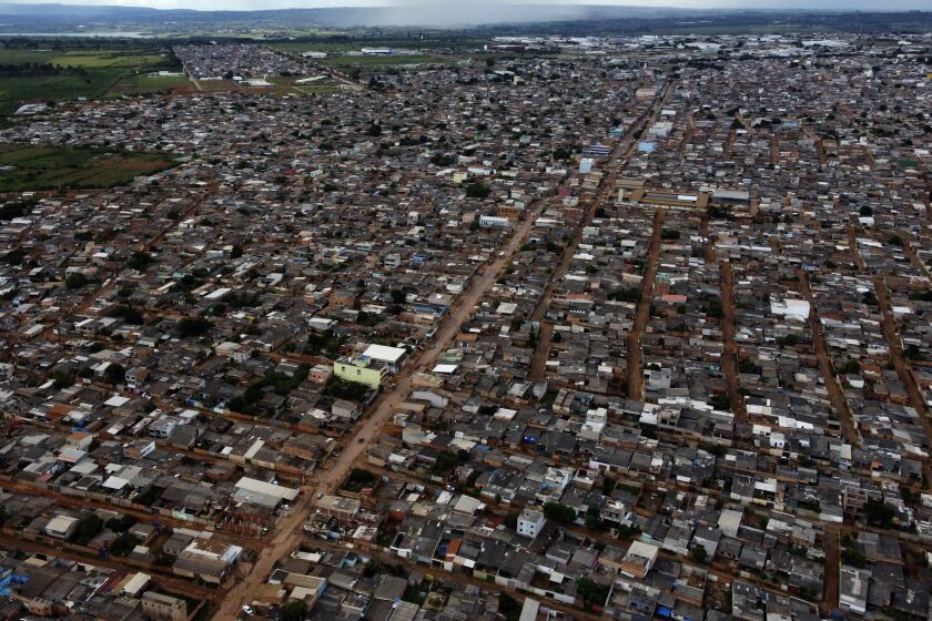 Calles inundadas por la lluvia en la favela Sol Nascente en Brasilia, Brasil, el miércoles 22 de marzo de 2023. (AP Foto/Eraldo Peres)