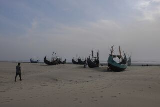 Barcos de pesca en una playa en Teknaf, Bangladesh, el 9 de marzo de 2023. El 1 de diciembre de 2022, alrededor de 180 refugiados rohinya huyeron de esta playa con la esperanza de escapar de la escalada de violencia en los campos de refugiados en Bangladesh. Su barco, que se dirigía a Indonesia, desapareció una semana después de comenzar su periplo. (AP Foto/Mahmud Hossain Opu)