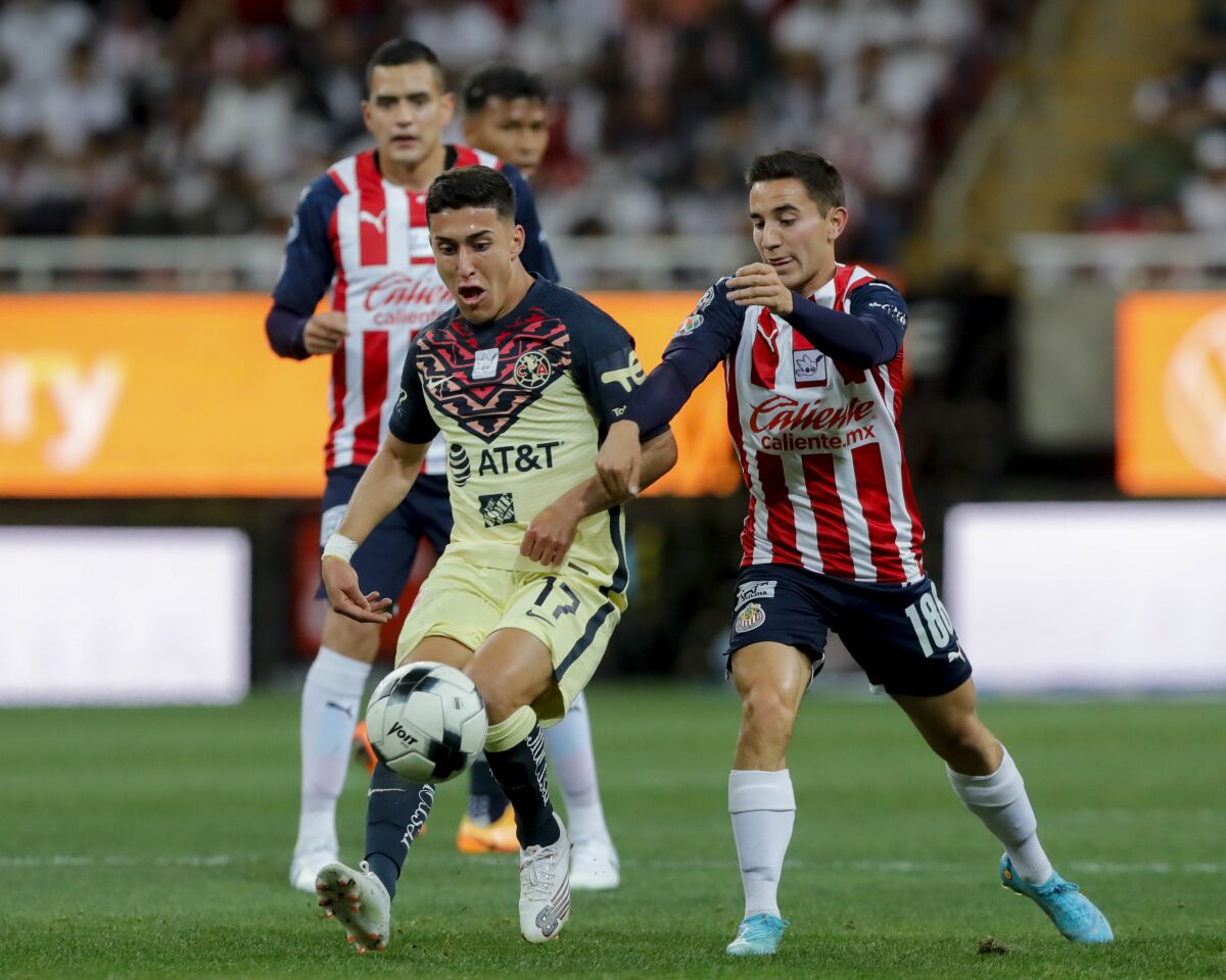 USA's Alejandro Zendejas and Chivas' Sebastian Perez battle for the ball.
