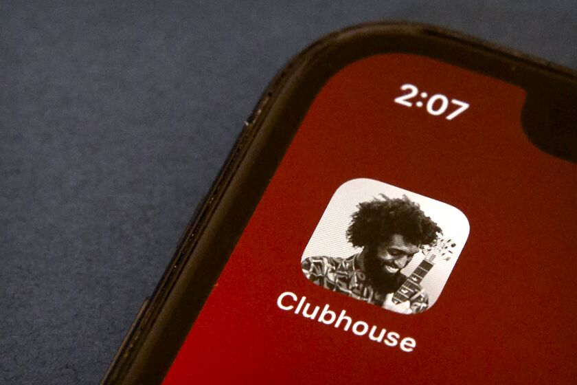 El icono de la app de la red social Clubhouse, vista en la pantalla de un smartphone, en Beijing, el 9 de febrero de 2021. (AP Foto/Mark Schiefelbein)