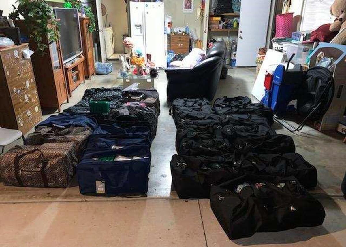 Fotografía proporcionada por la agencia antidrogas DEA, muestra narcóticos almacenados en una casa en Perris, California.