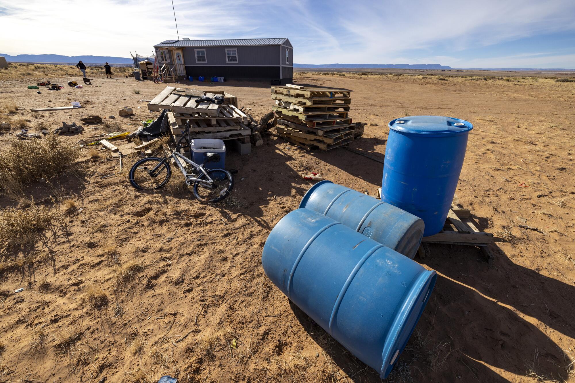 安装新供水系统后，吉拉利亚·贝加耶 (Gilarya Begaye) 纳瓦霍族的家中的水桶已经空了 