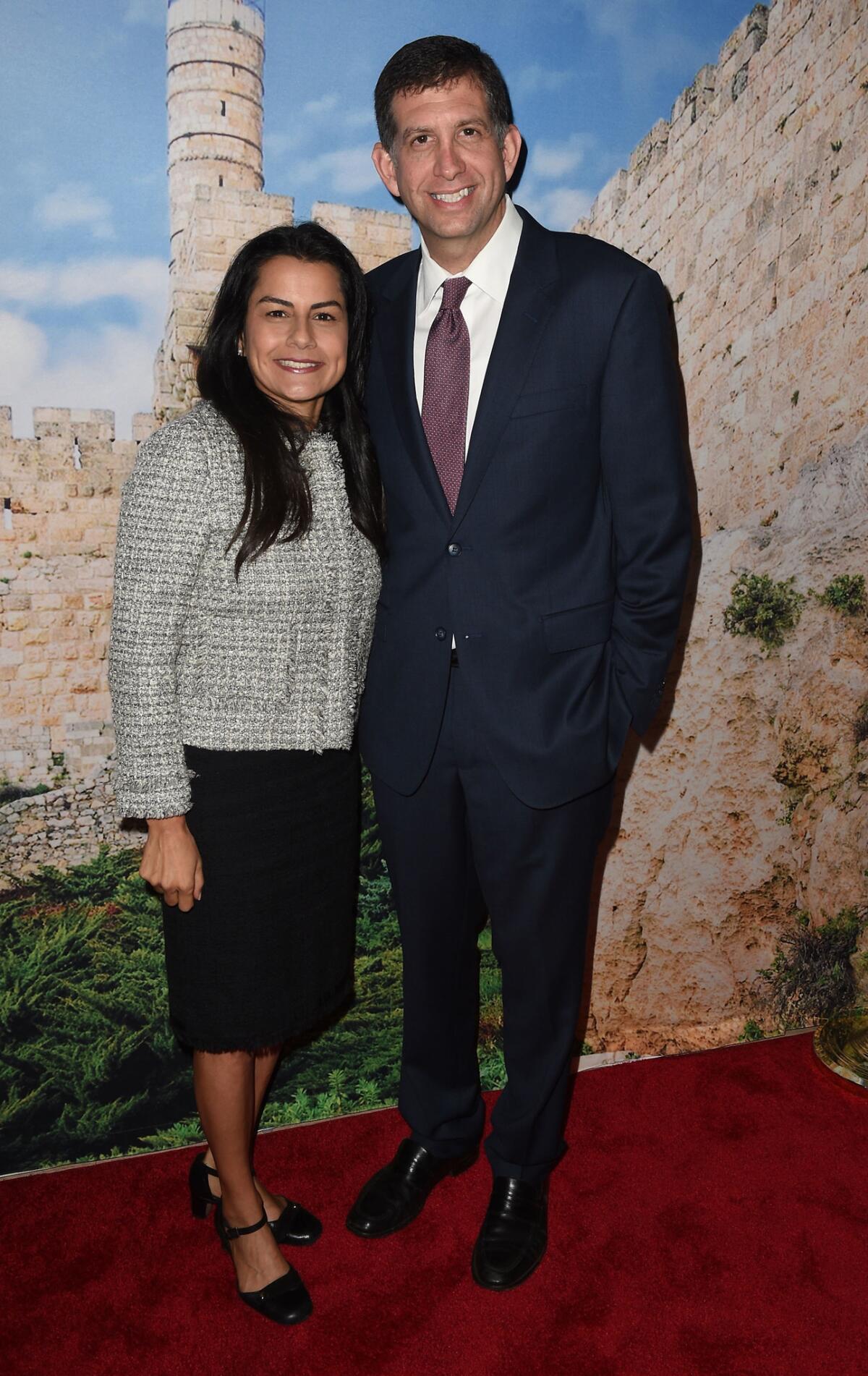 La congresista electa Nanette Barragán comparte un momento con el cónsul de Israel Sam Grndwerb.