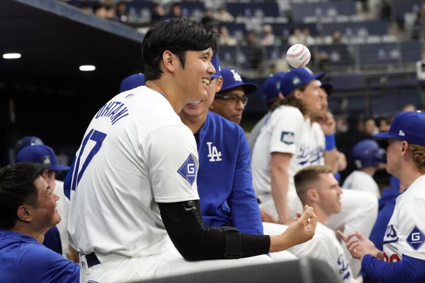 El bateador designado de los Dodgers de Los Ángeles Shohei Ohtani sonríe durante el primer juego de exhibición ante Kiwoon Heroes en Seúl el domingo 17 de marzo del 2024. (AP Foto/Ahn Young-Joon)