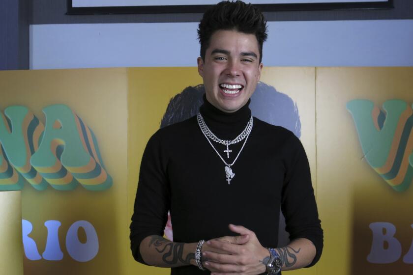 ARCHIVO - En esta fotografía de archivo del 10 de diciembre de 2019 el cantante mexicano Mario Bautista durante una entrevista en la Ciudad de México. Bautista tendrá por primera vez un sencillo con mariachi en la versión de regional mexicano de su sencillo “Tequila” lanzado en septiembre de 2020. (Foto AP /Berenice Bautista, archivo)