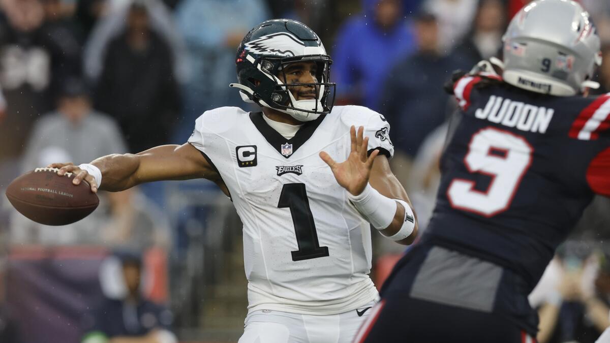 Jalen Hurts, Eagles build early lead, hang on to beat Patriots 25-20 as Tom  Brady is honored - The San Diego Union-Tribune