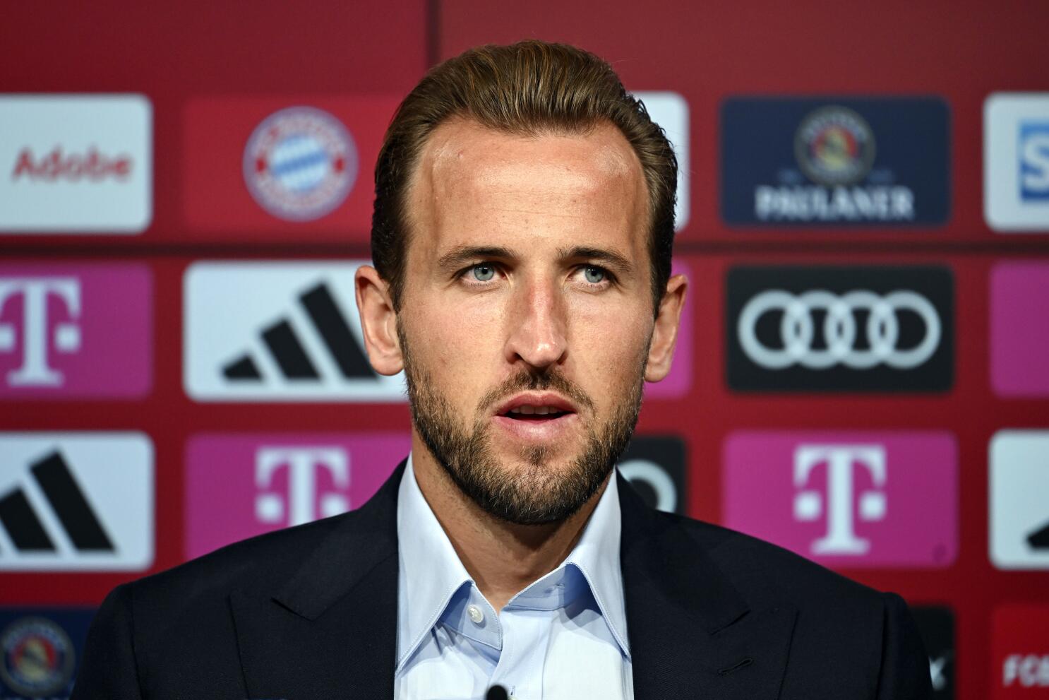 Record-breaking Harry Kane helps fire Bayern Munich to top of