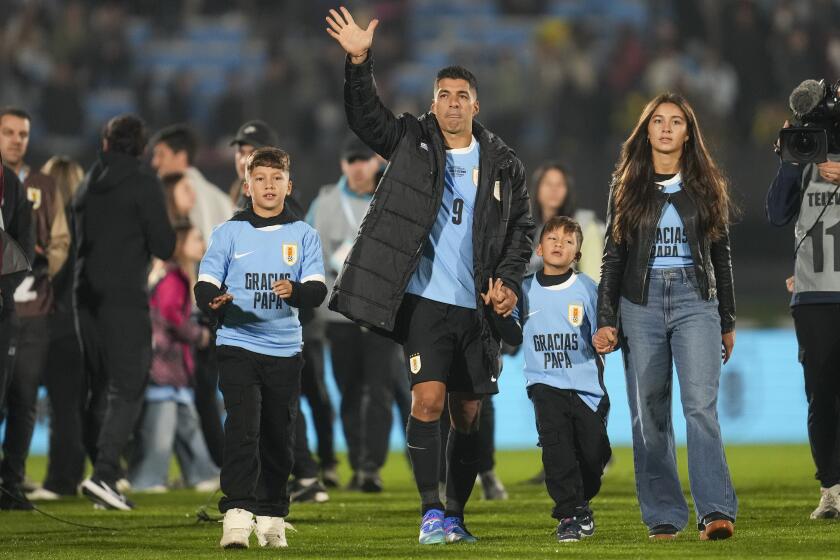 Luis Suárez, de la selección de Uruguay, agradece al público, acompa?ado por sus hijos, tras el partido que marcó su retiro de partidos internacionales, el viernes 6 de septiembre de 2024, ante Paraguay, en las eliminatorias mundialistas (AP Foto/Matilde Campodonico)