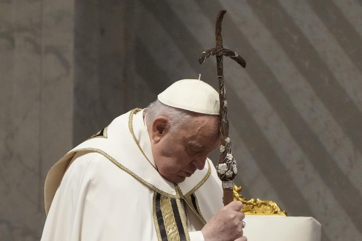 El papa Francisco oficia una misa en la Basílica de San Pedro, en el Vaticano, el 28 de marzo de 2024. 