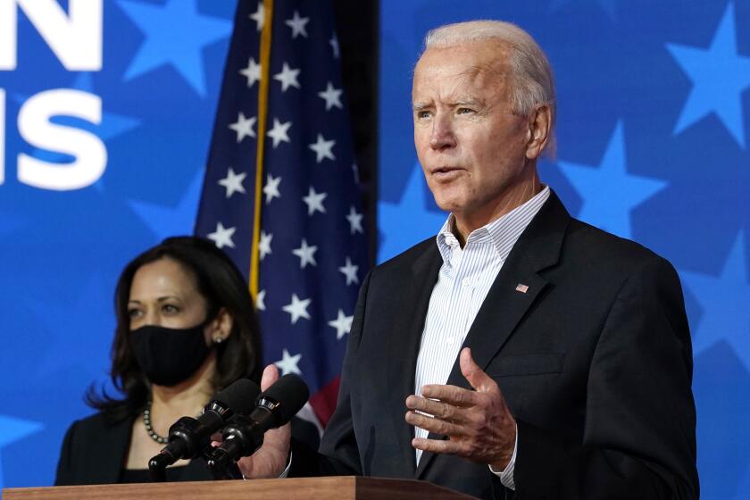 El candidato presidencial demócrata, el exvicepresidente Joe Biden, hace declaraciones en Wilmington, Delaware, el jueves 5 de noviembre de 2020. (AP Foto/Carolyn Kaster)