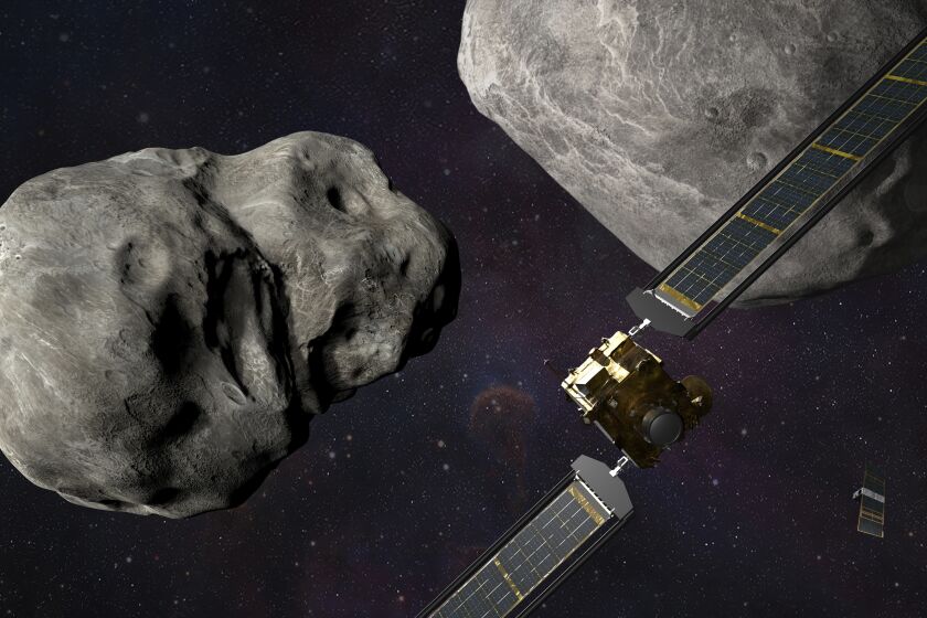 Esta ilustración, facilitada por el Laboratorio de Física Aplicada de la Universidad Johns Hopkins, muestra a la sonda Dart de la NASA, al frente a la derecha, y a la sonda LICIACube, de la Agencia Espacial Italiana, abajo a la derecha, antes de que la primera se impacte contra el asteroide Dimorphofos, a la izquierda, que gira alrededor del asteroide Didymos, arriba a la derecha. (Steve Gribben/Johns Hopkins APL/NASA vía AP)