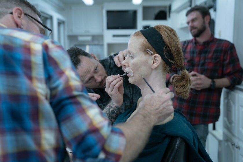 L'attrice Jessica Chastain trasforma il suo team di parrucchieri, trucchi e protesi in Tami Faye Packer