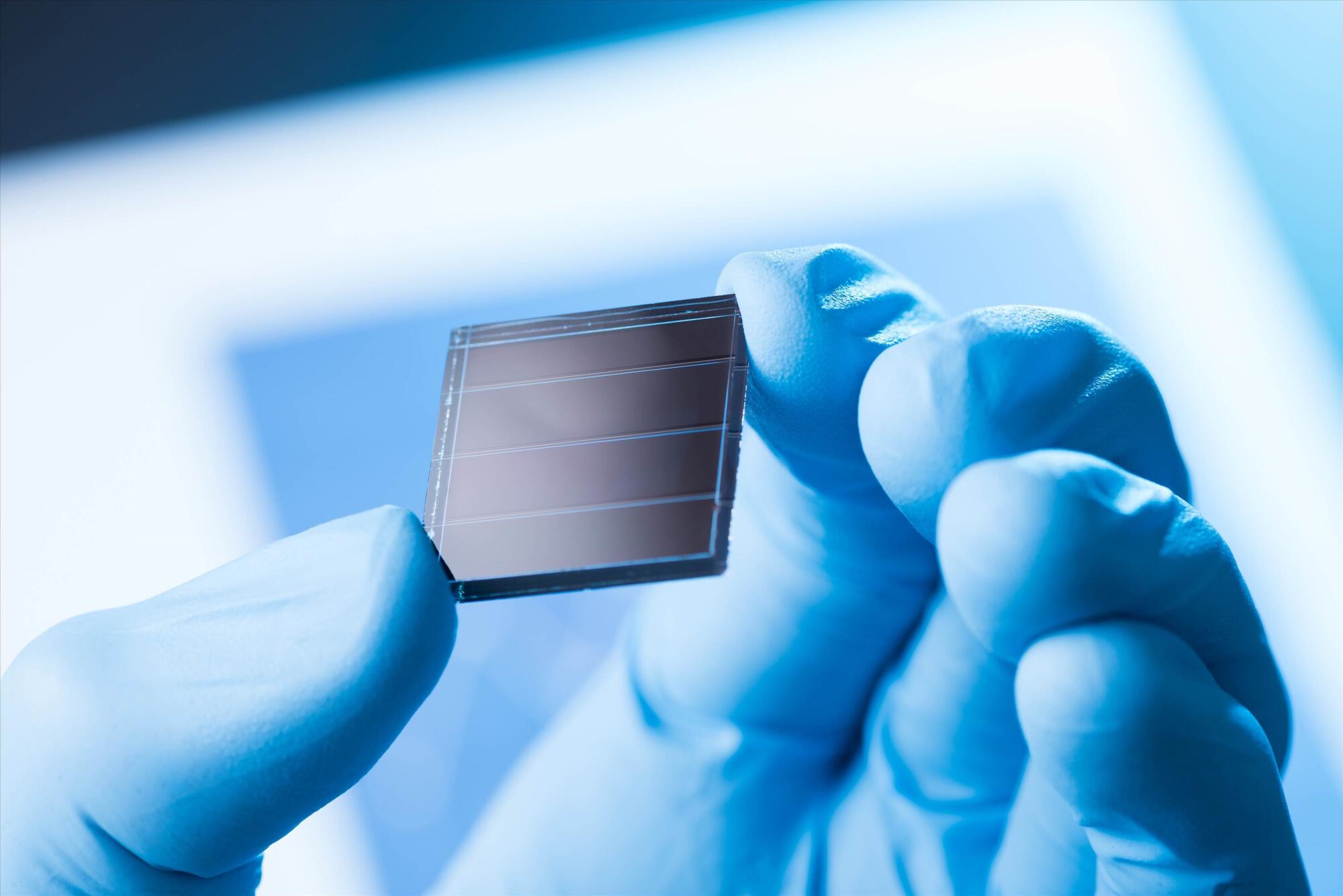 Investigadores del consorcio europeo Graphene Flagship investigan la combinación de peroskitas con un compuesto de grafeno y silicio, para desarrollar células solares más eficientes (foto cortesía de Graphene Flagship).