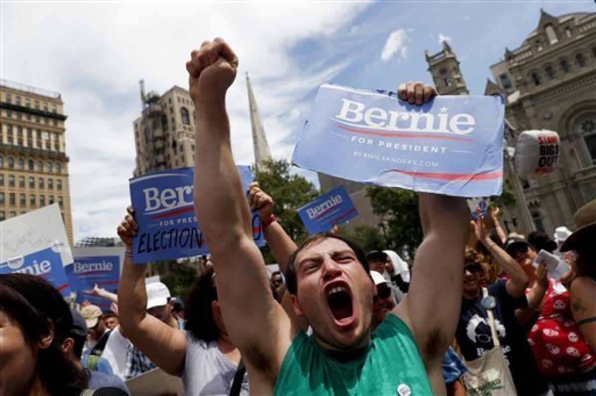 Un partidario del senador Bernie Sanders participa en una marcha cerca del ayuntamiento en Filadelfia, el 20 de junio de 2016 en el segundo día de la Convención Nacional Demócrata. (AP Foto/John Minchillo)