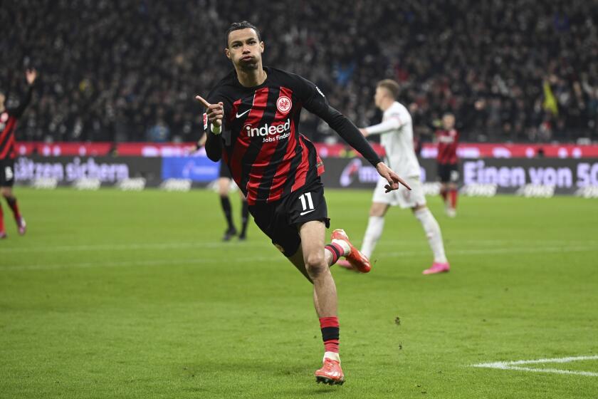 Hugo Ekitike del Frankfurt celebra su gol en el partido ante el FC Augsburg, el viernes 19 de abril de 2024, en Fráncfort, Alemania. (Arne Dedert/dpa vía AP)