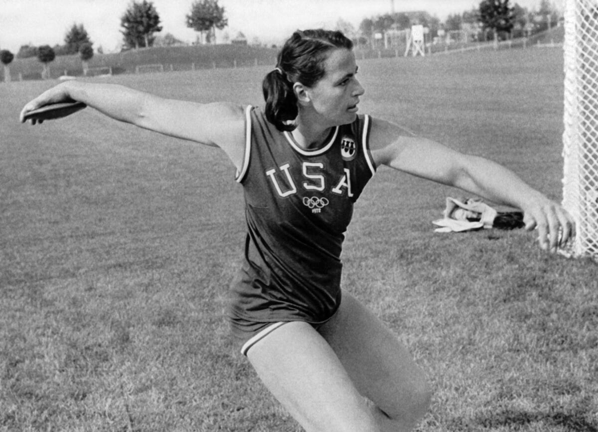 奥尔加·康诺利 (Olga Connolly) 在 1972 年慕尼黑奥运会前进行训练。