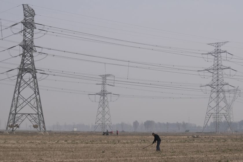 Foto de cables de electricidad, tomada en la provincia de Henan en China, el 23 de octubre de 2021. (AP foto/Ng Han Guan)