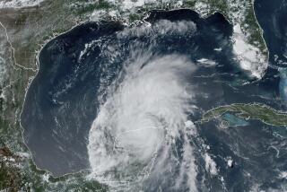 En esta imagen de satélite GOES-16 GeoColor, tomada a las 4:16 p. m., hora del este, el viernes 5 de julio de 2024, y proporcionada por la Oficina Nacional Oceánica y Atmosférica (NOAA, por sus siglas en inglés), se muestra al huracán Beryl en la península de Yucatán, México. (NOAA vía AP)