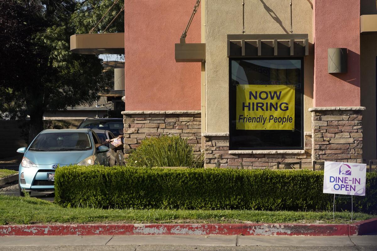 Un letrero de contratación en una sucursal de Taco Bell en Sacramento, California.