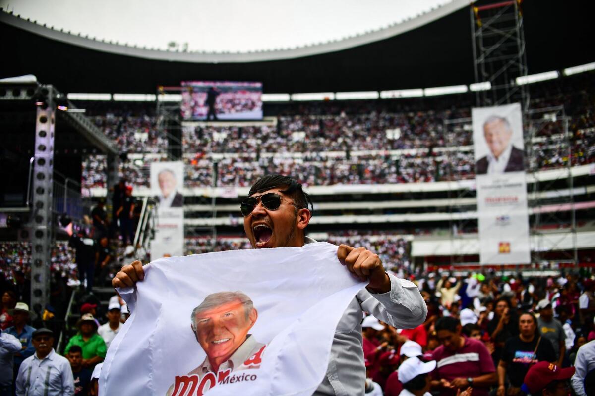 Decenas de miles de personas se reunieron en el estadio Azteca de la Ciudad de México para el evento de cierre de campaña de Andrés Manuel López Obrador.
