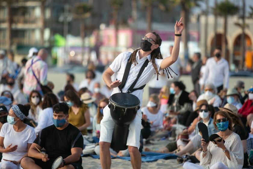 VENICE, CA - SEPTEMBER 08: on Venice Beach people take part in a Tashlich ceremony on the first day of Rosh Hashanah on Wednesday, Sept. 8, 2021 in Venice, CA. (Jason Armond / Los Angeles Times)