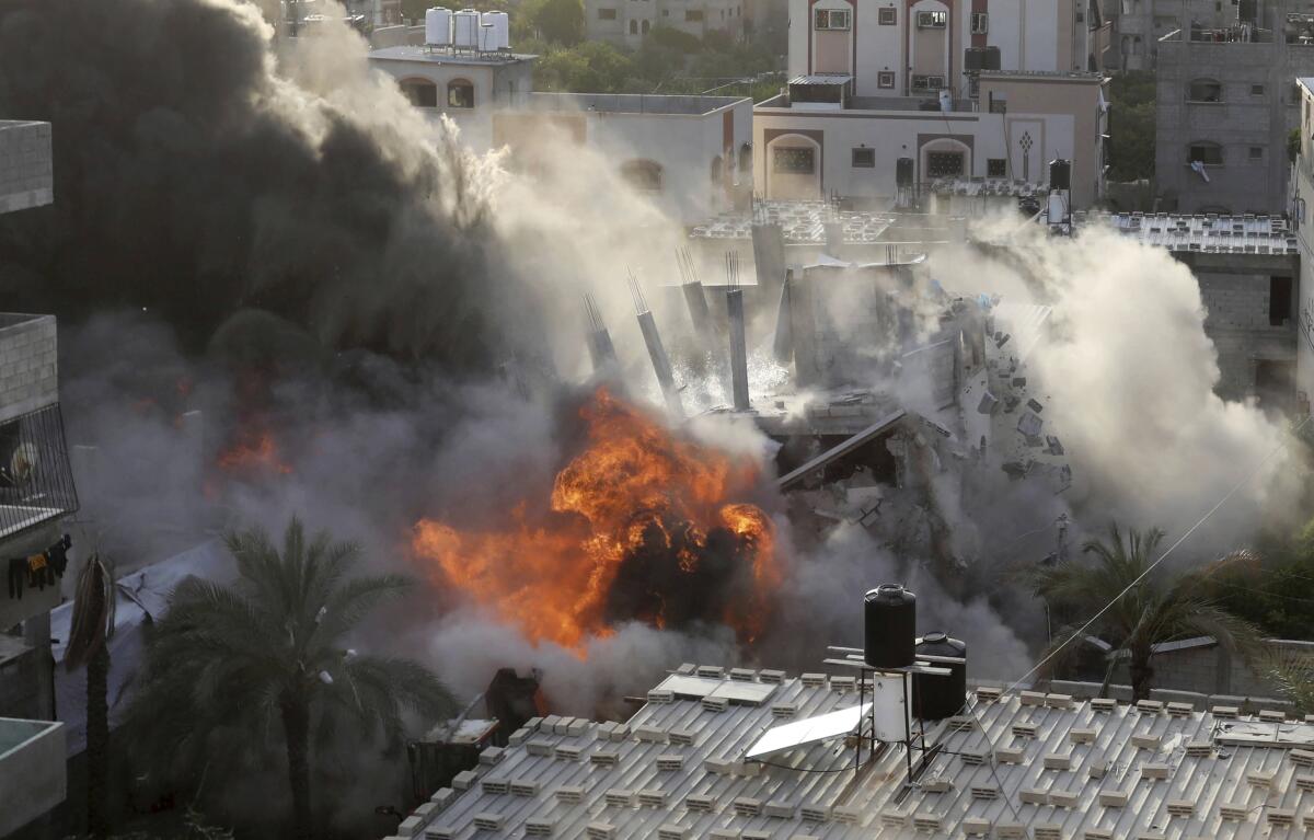 Humo y llamas en un edificio luego de una explosión causada por un ataque aéreo israelí 