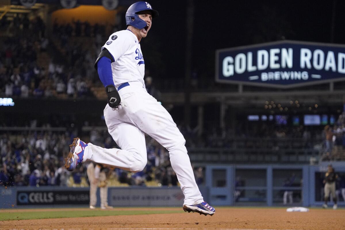 El jugador de los Dodgers de Los Ángeles Corey Seager celebra 